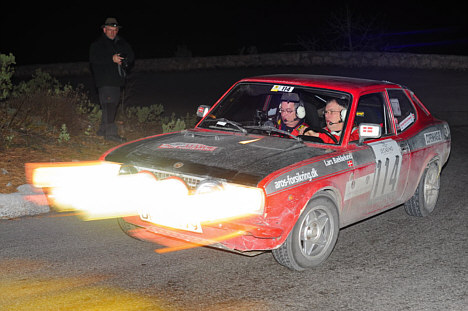 Det var rent race under De Lange Knives Nat i Rallye Monte-Carlo Historique. Her runder Lars Bækkelund og Arne Pagh et hårnålesving i deres Fiat 128 Coupé på vej mod sjettepladsen.